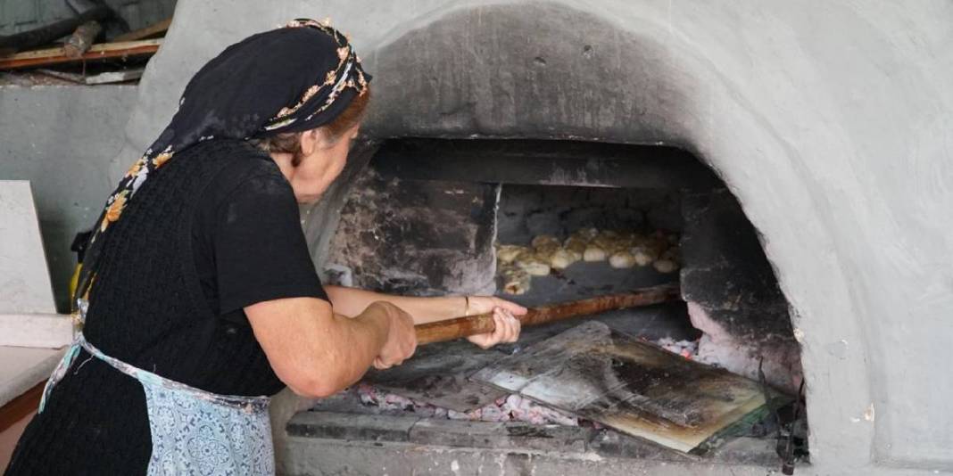 Burada pide ve ekmek önemli bir kültür! Tüm köylü toplanıyor, el birliğiyle yapılıyor: 30 taş fırından biri mutlaka yanıyor 4